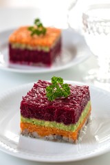 Hering Vorspeise mit Avocado, Karotten, rote Beete