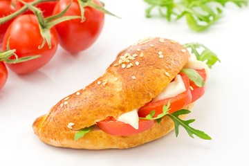 cornetto salato con pomodoro, rughetta e formaggio