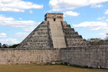 Fototapeta na wymiar Kukulkan Piramida w Chichen Itza