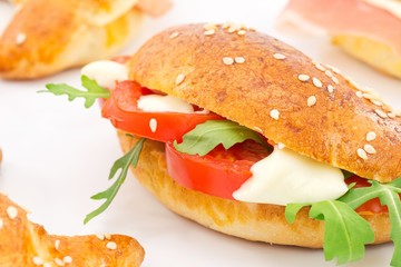 cornetto salato con pomodoro, rughetta e formaggio