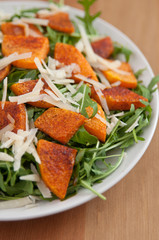 Rucola Salat mit Kürbis und Parmesan