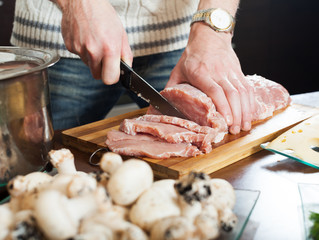  cutting raw meat