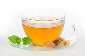 Tee mit Kandiszucker und Minzblättern