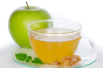 Tee mit grünem Apfel und kandiszucker