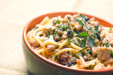 spaghettoni freschi con pesce spada e patelle