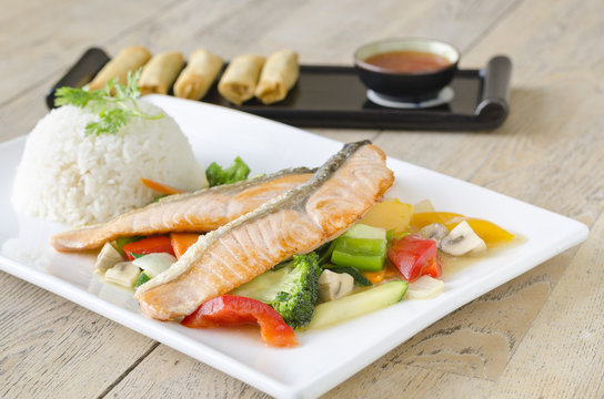 Fisch auf Gem&uuml;se mit Fr&uuml;hlingsrollen
