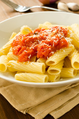 Tortiglioni al sugo, cucina italiana