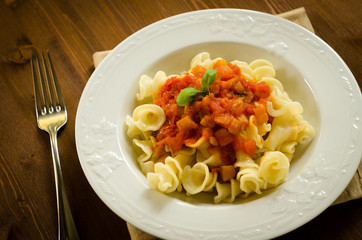 Giglia di semola con pomodoro e peperoni, cucina italiana