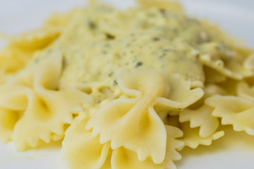 Farfale mit Kräutersauce