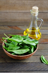 fresh spinach and sunflower oil