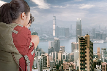 Naklejka premium Young backpacker travel and take picture
