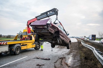 Verunfalltes Fahrzeug wird geborgen