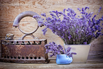 Obraz premium Dry lavender and rustic (rusty) iron - vintage style