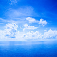 Naklejka na ściany i meble Piękne błękitne niebo z widokiem na morze