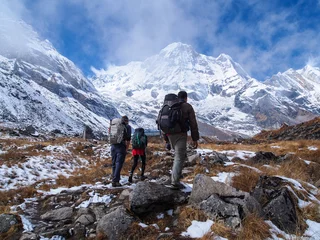 Crédence de cuisine en verre imprimé Himalaya Trekkers walking to Annapurna Sanctuary, Himalayas, Nepal