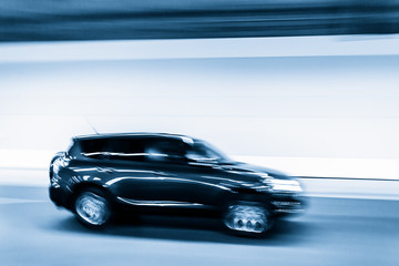 Fototapeta na wymiar Wnętrze tunelu z samochodem miejskim, motion blur