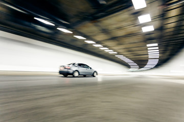 Obraz na płótnie Canvas Wnętrze tunelu z samochodem miejskim, motion blur
