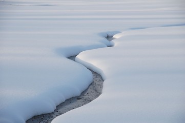 Spalt in der Eisdecke