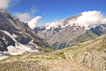 Fototapeta na wymiar Blick vom Lötschenpass ins Gasterntal im Berner Oberland
