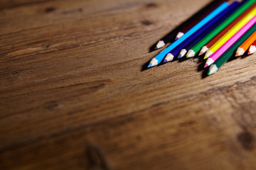 Obraz premium Set of color pencils on old wooden
