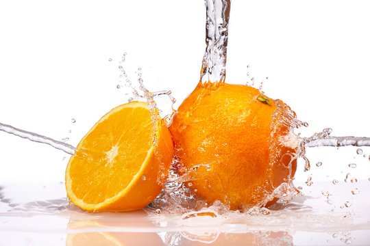 Frische Orangen ins Wasser geworfen