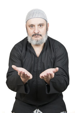 Hombre musulm&aacute;n rezando sus oraciones