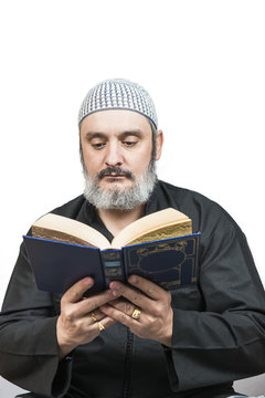 Hombre musulmán leyendo el corán