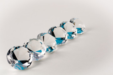 Diamanten in einer Reihe mit blauen Reflexen