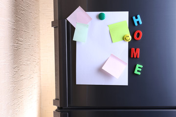 Empty paper sheets on fridge door © Africa Studio