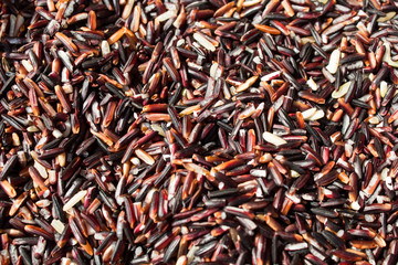 straw plate with long-grain red rice