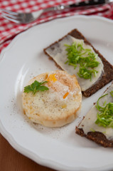 Vollkornbrot mit Schnittlauch und Ei