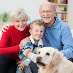 glückliche großeltern mit enkel und hund