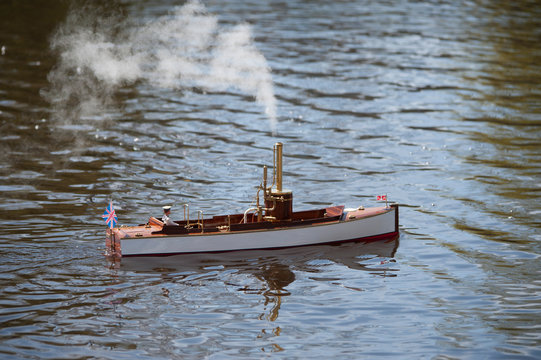 Modellschiff wird auf einem See zu Wasser gelassen