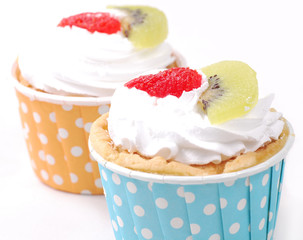 cup cake with strawberry and kiwi fruit on top