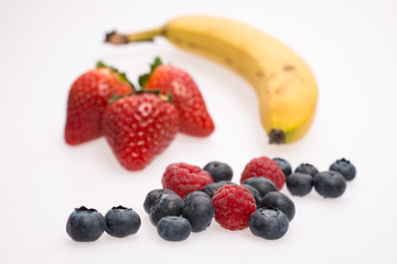 frutti di bosco fragole e banana