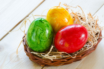 bunte eier in heukörbchen