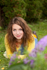 Obraz premium Junge Frau glücklich im Garten