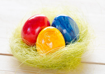 ostereier in grünem nest