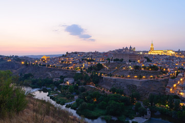 Fototapeta na wymiar Nocny widok na zabytkowe miasto Toledo w Hiszpanii