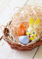 osterkorb mit eiern und hasen