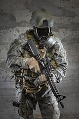 Naklejka premium Gas mask soldier with rifle