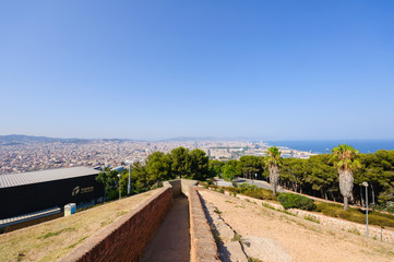 Fototapeta na wymiar Miasta i Zamek Montjuic w Barcelonie, Hiszpania