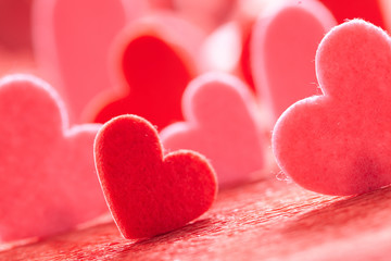 Fototapeta premium Hearts on red background