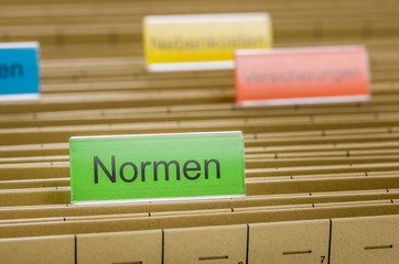 Hängemappen mit der Beschriftung Normen