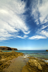 Fototapeta na wymiar Skała woda i kamień lato linia brzegowa w Lanzarote Hiszpania