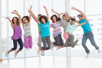 Obraz premium Fitness class jumping in fitness studio