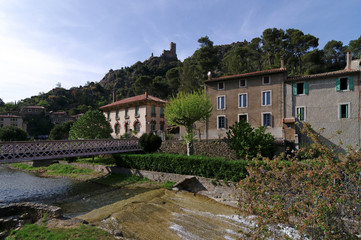 Fototapeta na wymiar village et château de Lastours