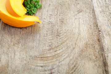 Kürbis auf Holzbrett