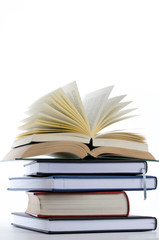 bücherstapel mit geöffnetem buch