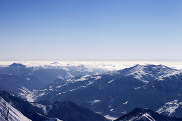 Fototapeta na wymiar Widok z stoku poza trasami na ośnieżone góry w mgłę